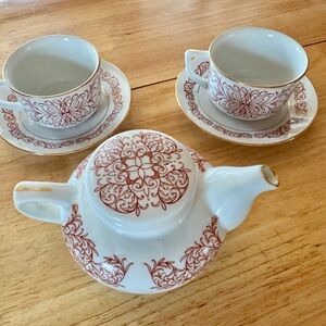 Vintage Mlesna Tea Pot with two tea cups/two saucers.